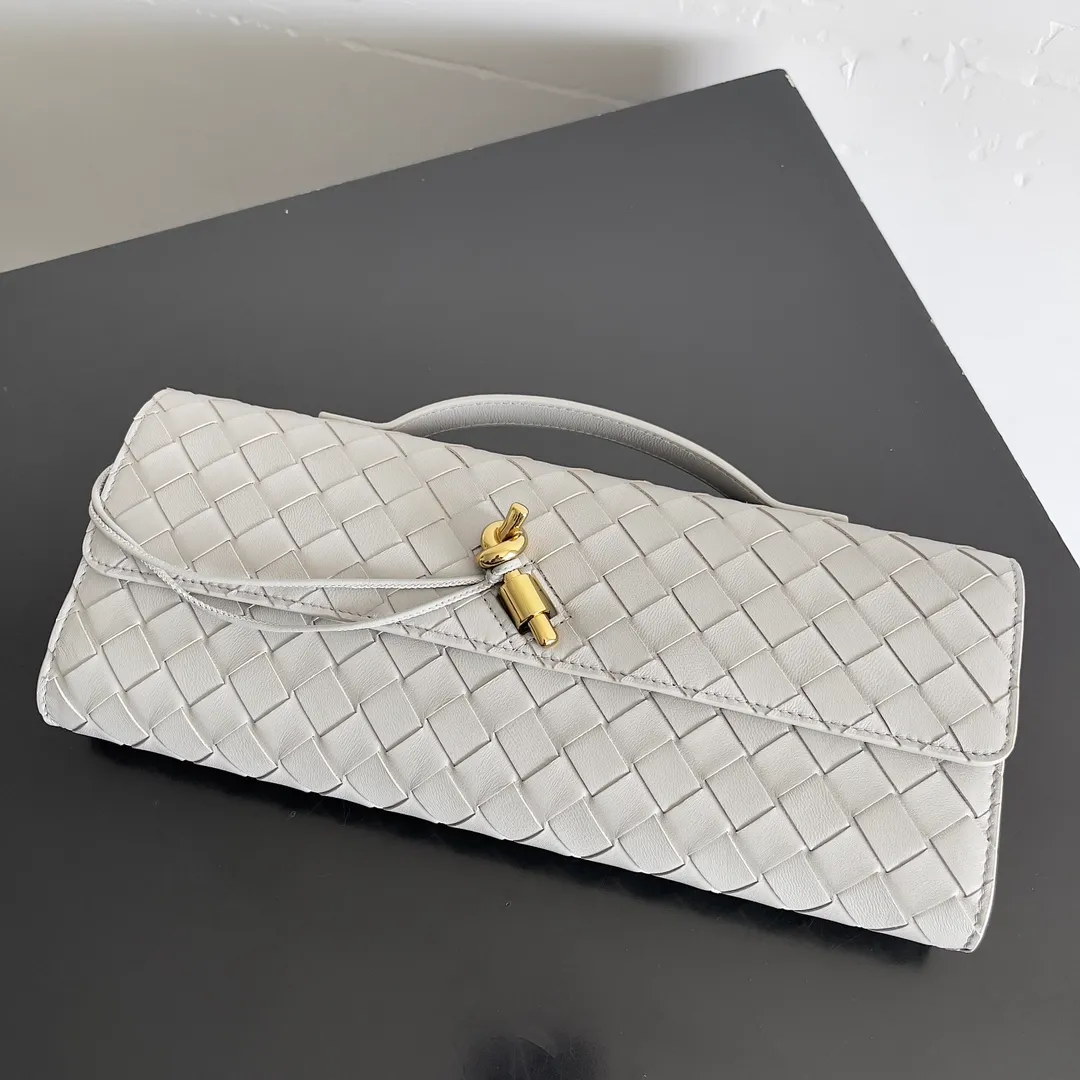 The batch of 1360 BV Andiamo evening handbags has been heavily planted again~ The designer aesthetics in the era of economic downturn are back. I fall in love with it at first sight and can't put it down. It's so beautiful and full of aura. The shape and texture are very competitive. It's light in weight and has sufficient capacity. It's a must-have for fashionistas. It's suitable for many occasions, minimalist, high-end and light luxury. Model No.: 741511 Size: 31*13*3cm